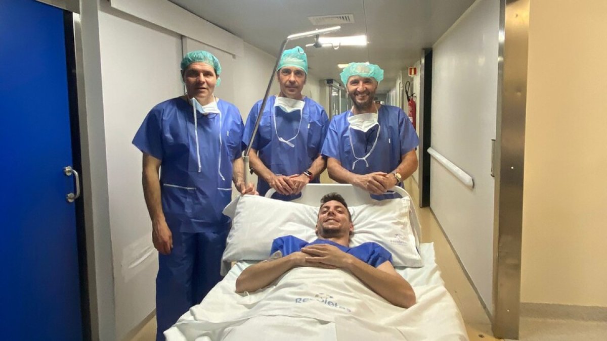 Óscar Plano junto al equipo médico en el Hospital Campo Grande. / RV