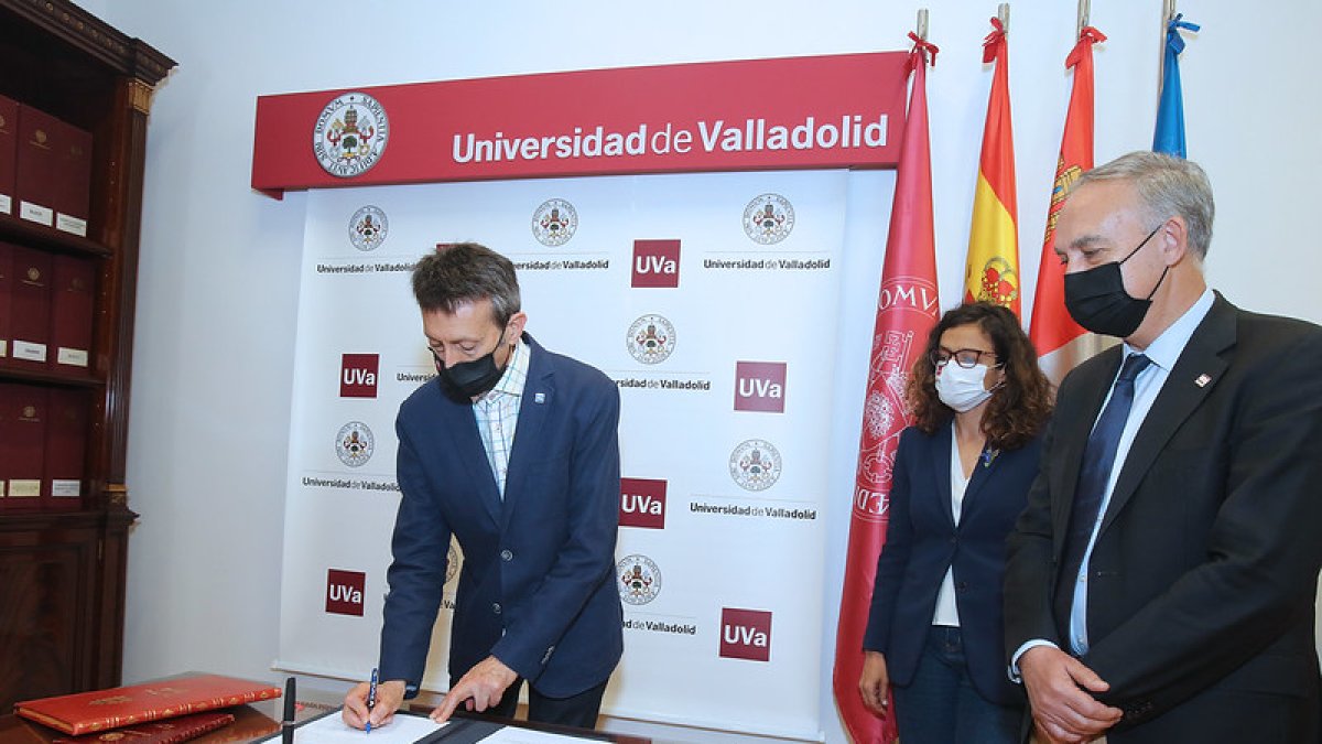 Javier Castán Lanaspa tomando posesión junto al rector de la UVa Antonio Largo y la secretaria general, Helena Villarejo . / E.M.