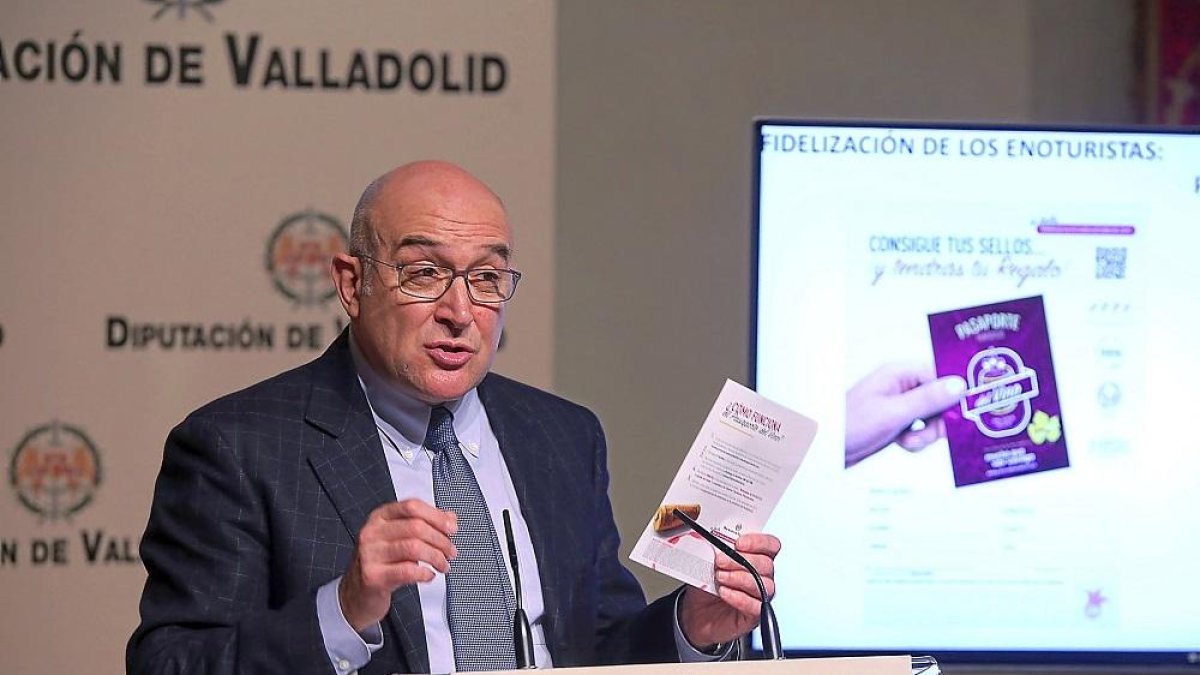 El presidente de la Diputación de Valladolid, Jesús Julio Carnero, durante la presentación del programa de Fitur.-ICAL