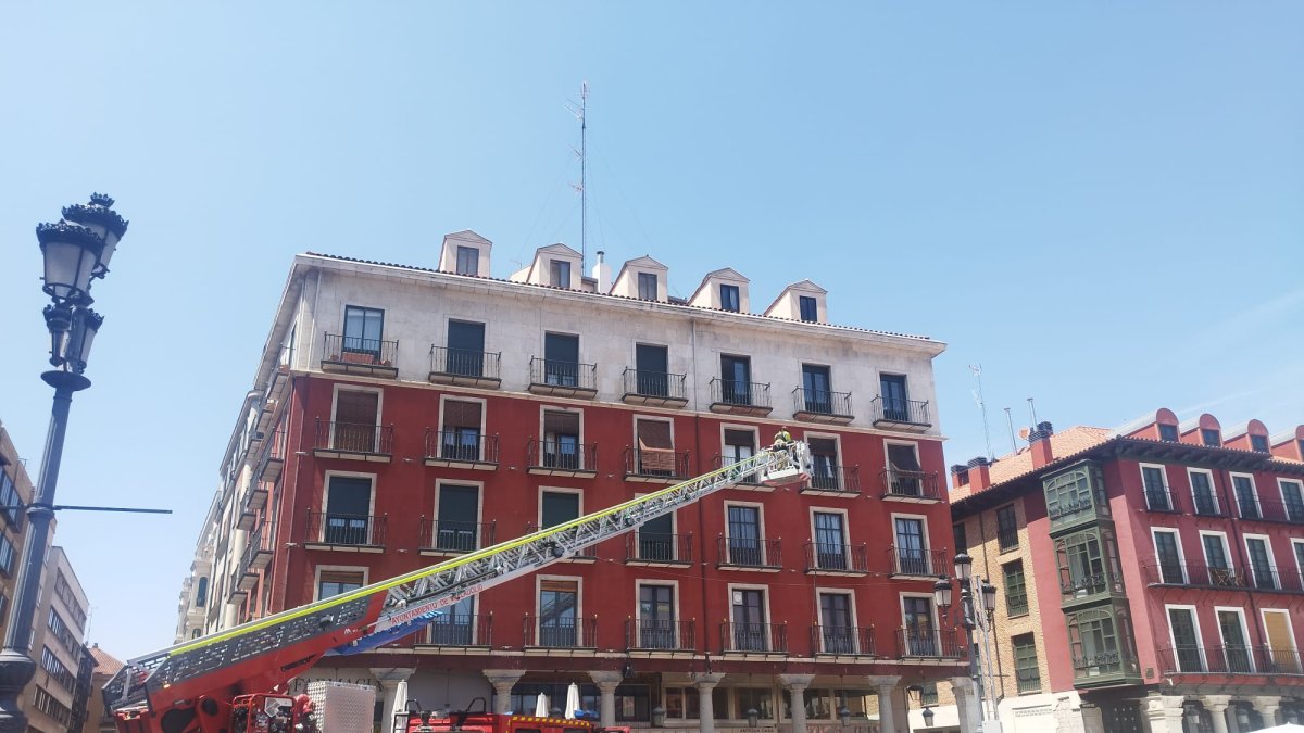 Fotos de los bomberos en la Plaza Mayor.- E.M.