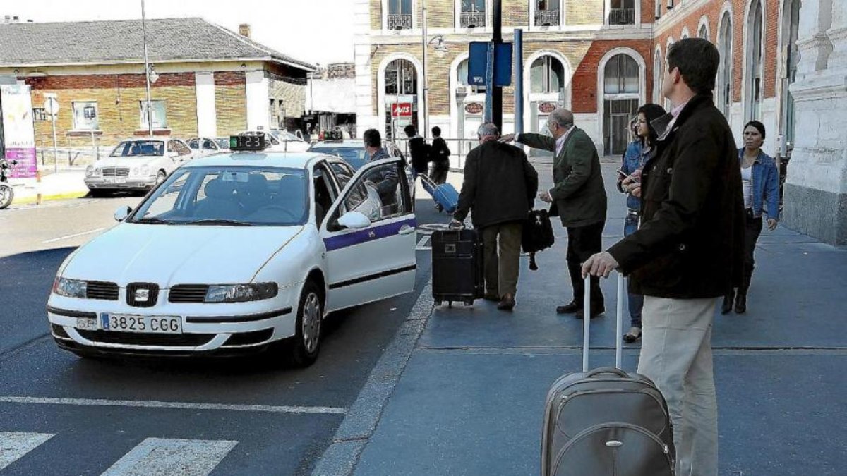 Un grupo de viajeros esperan a subir a un taxi en la estación de Campo Grande. ! E. M.