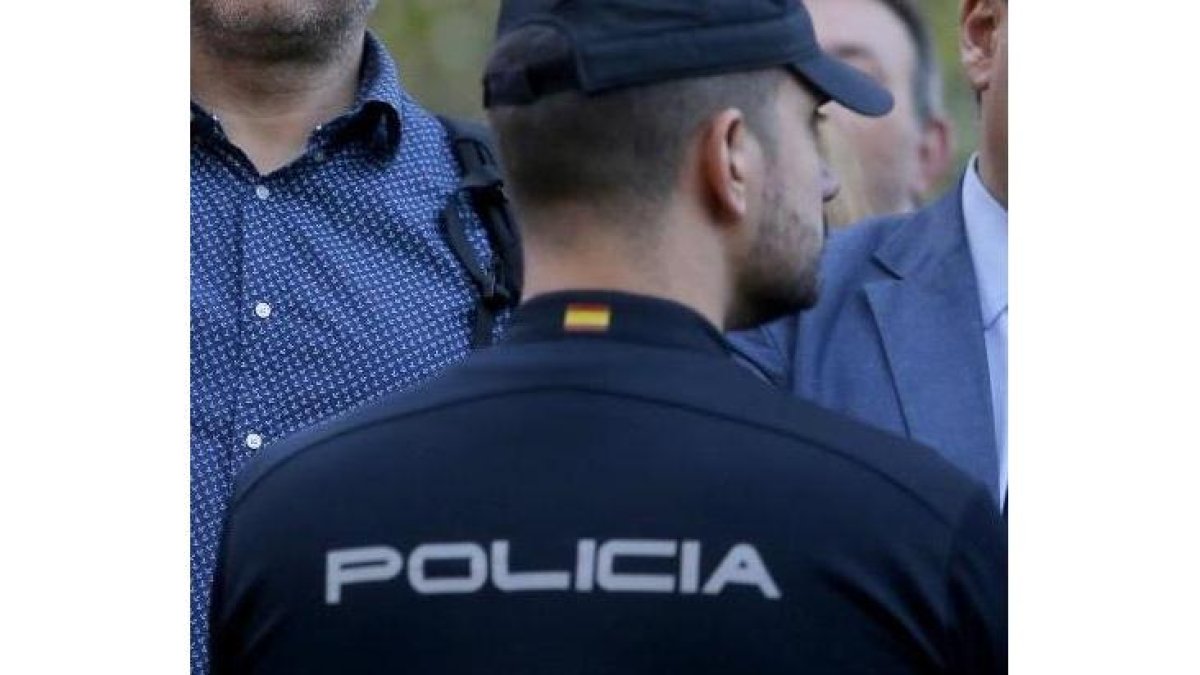 Agentes de la Policía Nacional detienen a dos jóvenes en Segovia-E.M.