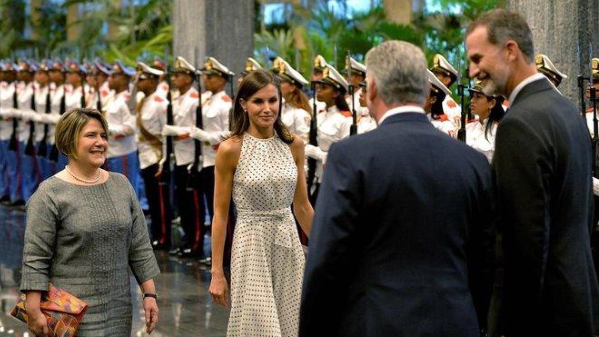 Los Reyes, recibidos por el presidente cubano, Miguel Díaz-Canel, y su esposa, en La Habana.-AFP / YAMIL LAGE