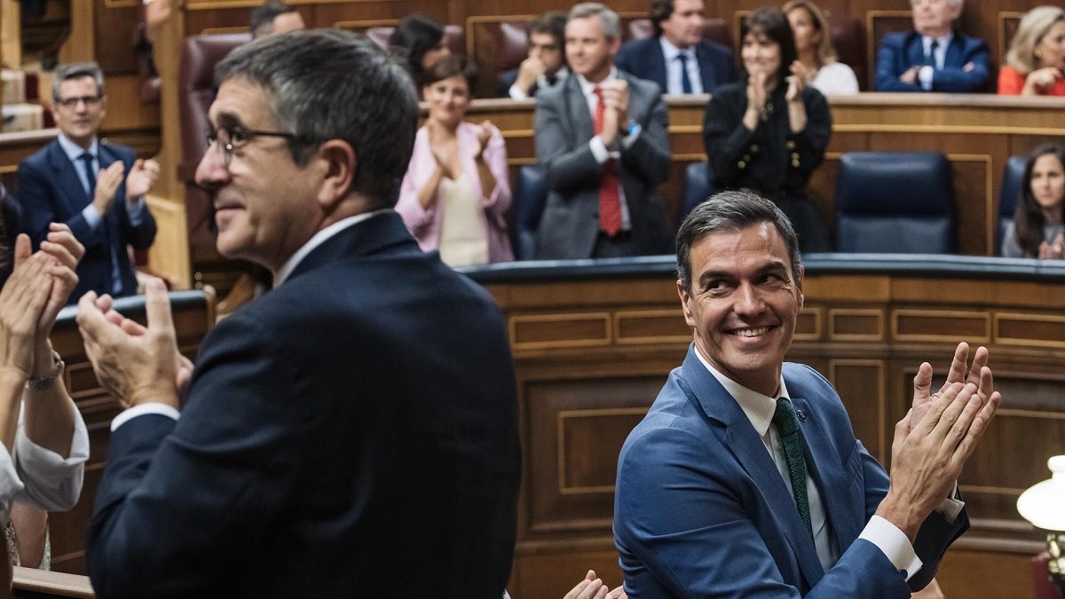Patxi López y Pedro Sánchez durante la primera sesión del debate de investidura.- E. PRESS