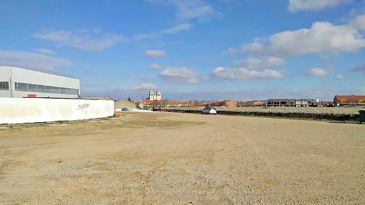 Explanada donde se comenzará la construcción del parque público, con la iglesia de Cigales al fondo.-A.C.