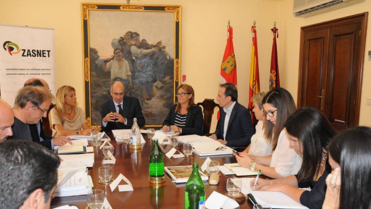 El presidente de la Diputación de Salamanca, Javier Iglesias, preside la reunión de la Agrupación Europea de Cooperación Territorial, Zasnet.-ICAL