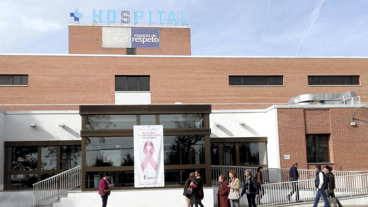 Hospital Comarcal de Medina del Campo ayer, con el lazo rosa de la AECC colgado en la entrada.-SANTIAGO