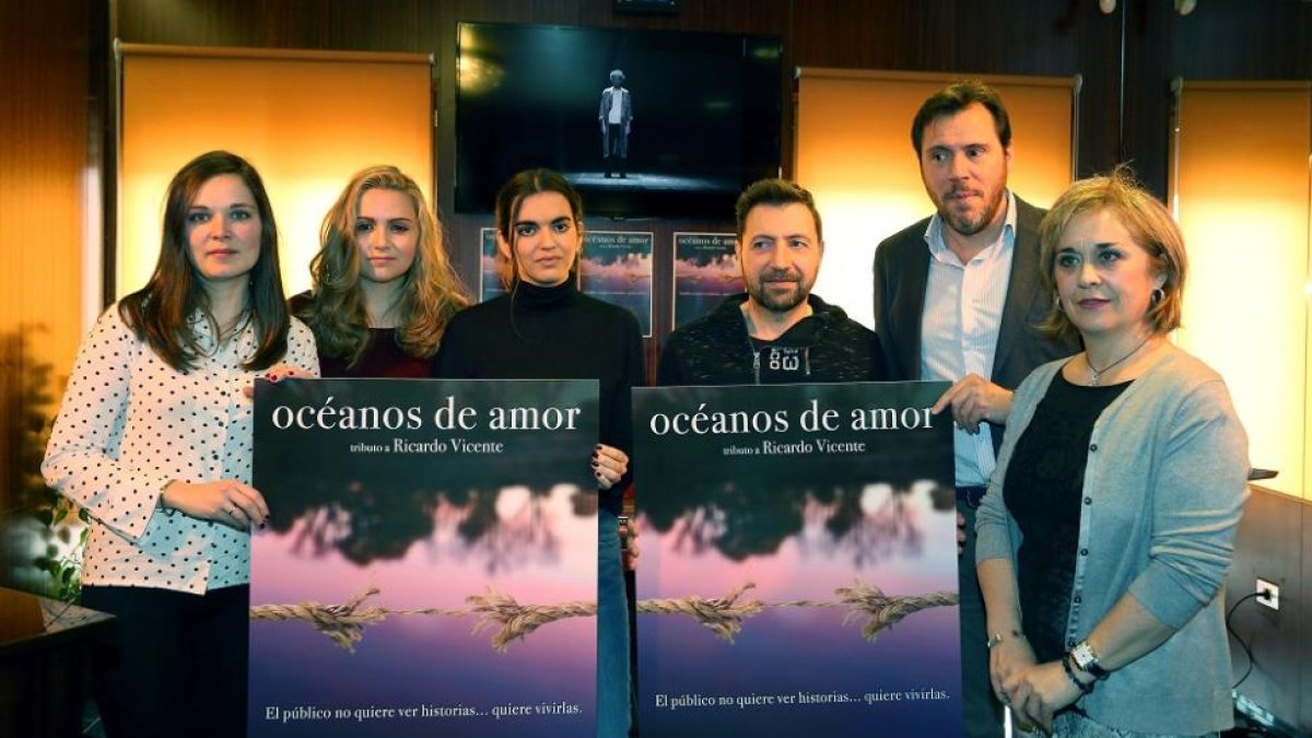 El alcalde de Valladolid, Óscar Puente (2D), participa en la rueda de prensa de presentación del documental sobre la vida de Ricardo Vicente 'Océanos de amor'-ICAL