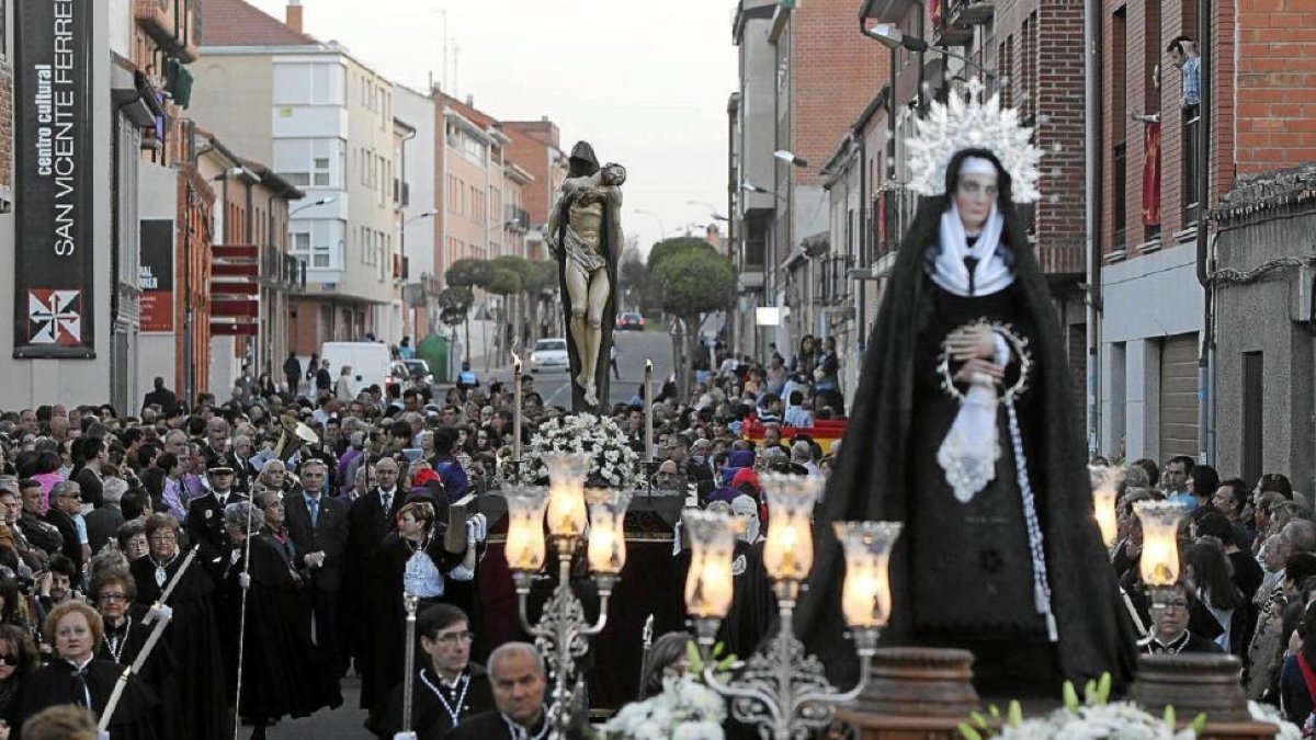 La Virgen precede al 'Cristo en brazos de la muerte' en Medina.-J. M. LOSTAU