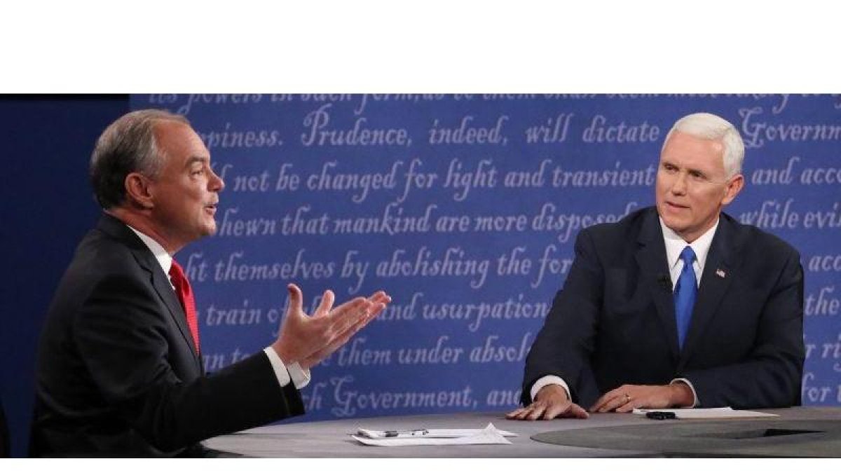 El demócrata Tim Kaine (izquierda) y el republicano Mike Pence, candidatos a la vicepresidencia de EEUU, durante el debate.-EFE / MICHAEL REYNOLDS