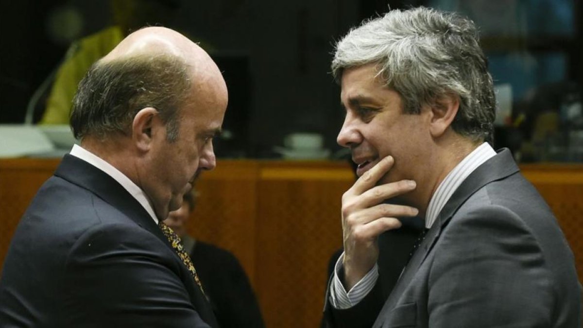 El ministro de Economía español, Luis de Guindos (izquierda) , con el portugués Mario Centeno.-/ JOHN THYS