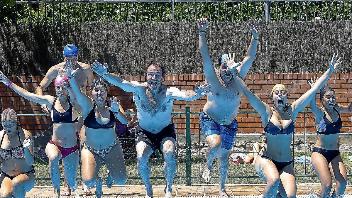 Salto a la piscina de los participantes tras el acto inaugural de ‘Mojate por la esclerosis múltiple 2018’ en la piscina Juan de Austria.-J.M. LOSTAU