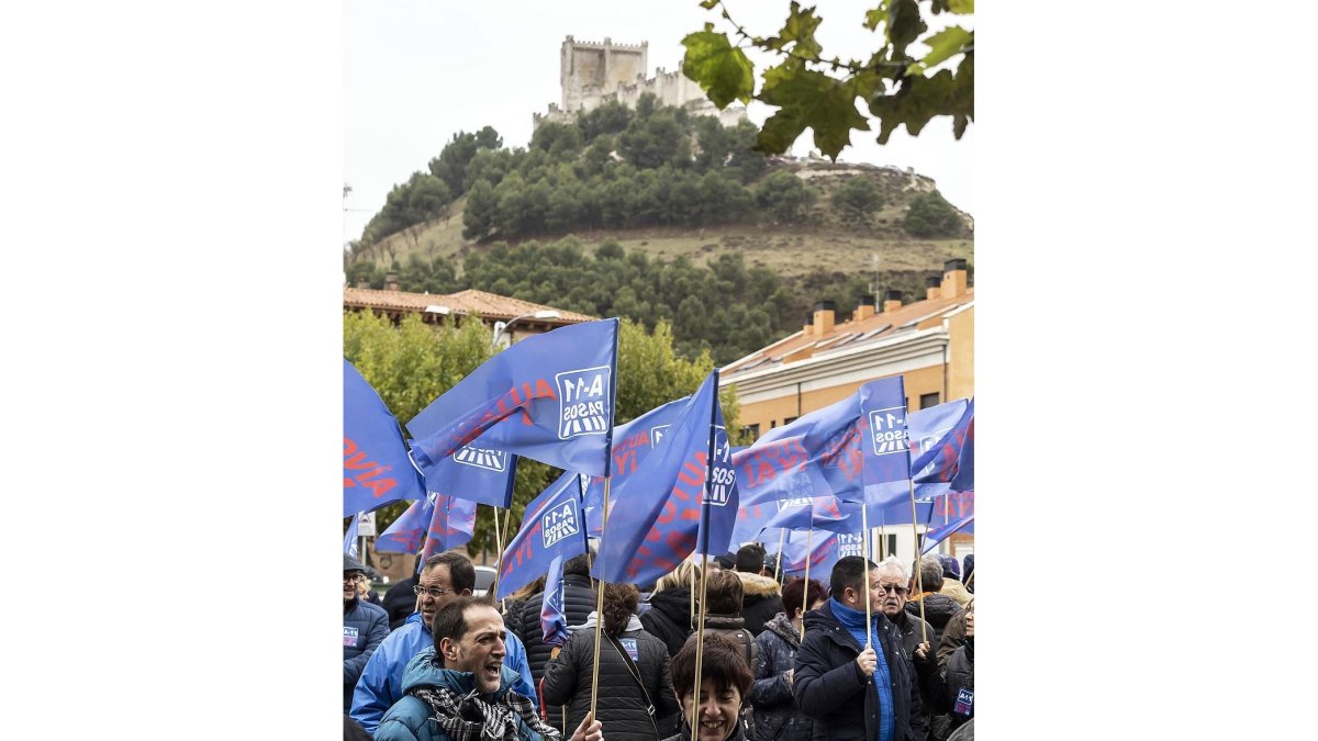 Peñafielenses en la protesta para reclamar la Autovía del Duero, ayer en Peñafiel.-PHOTOGENIC/PABLO REQUEJO