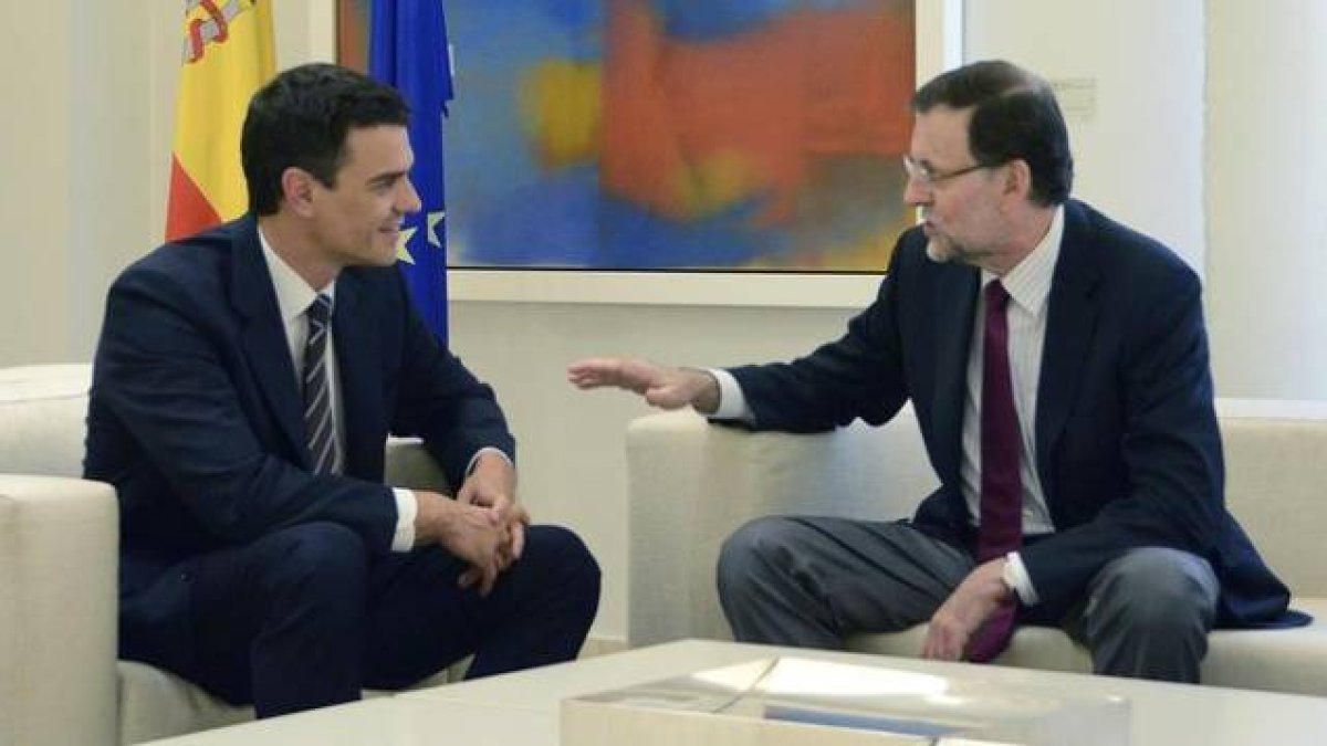 El presidente del Gobierno, Mariano Rajoy, y Pedro Sánchez en la reunión que mantuvieron en la Moncloa el pasado mes de julio.-Foto: MAYA BALANYA