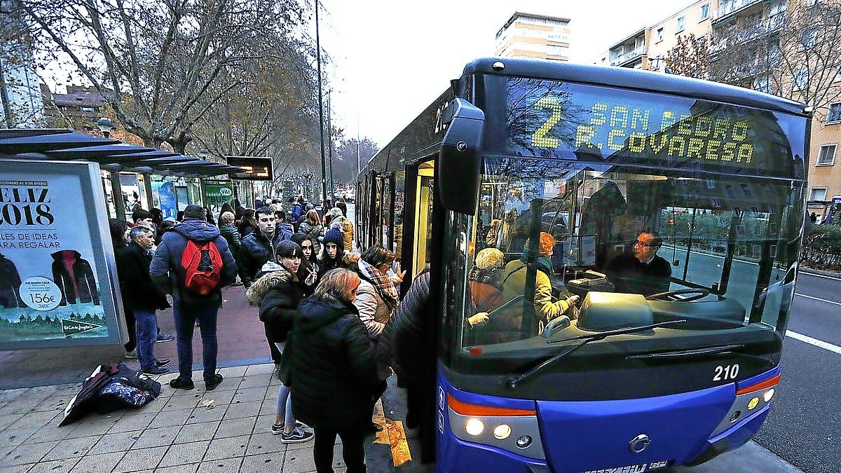 Un grupo de viajeros sube al autobús en una parada del Paseo de Zorrilla. E.M.