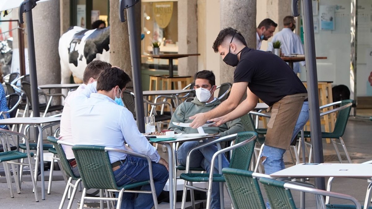 Un camarero atiende a los clientes en una terraza del centro de Valladolid. J.M. LOSTAU