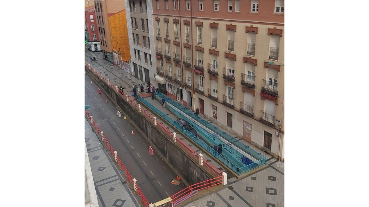 Un coche se confunde y circula por la acera en el túnel de Labradores. E.M.