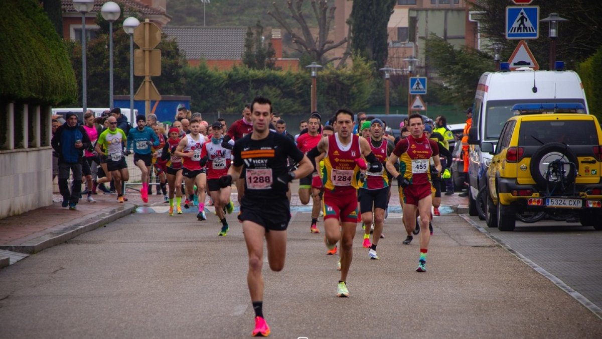 Primeros metros de la carrera del Turrón de Arroyo. / L. A. Prieto