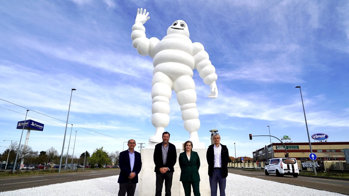 El muñeco 'Bibendum' de Michelin se instala en los aledaños de la fábrica en Valladolid. -AYUNTAMIENTOVLL