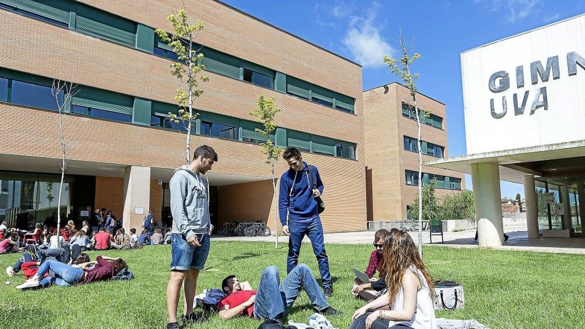 Estudiantes en las instalaciones del Campus Universitario de la UVa.