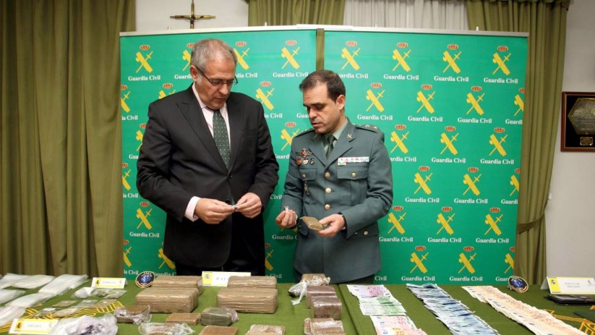 El subdelegado de Gobierno, Antonio Bermejo, junto al teniente coronel Javier Peña, muestran la mercancía incautada en la operación 'Sinobas'-Ical