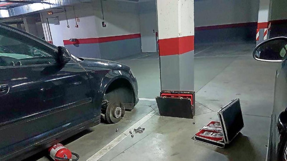 Los ladrones utilizaron un extintor para robar las ruedas de otros vehículos.-EL MUNDO