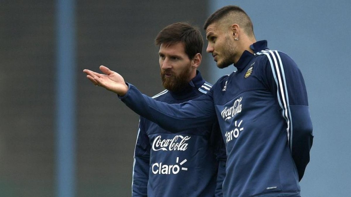 Icardi y Messi en un entrenamiento ante del partido ante Uruguay.-AFP