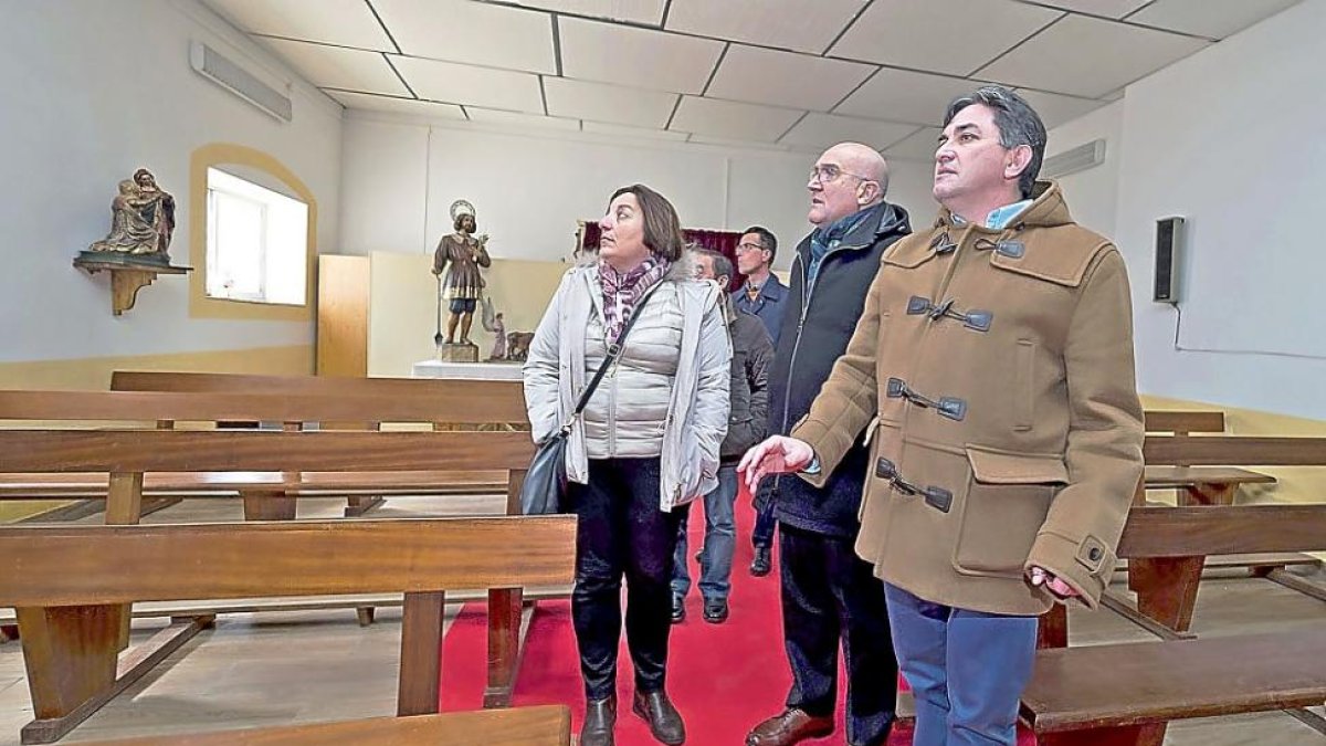 Natividad Casares, Jesús Julio Carnero y José Ramón Fernández ayer, durante la visita a Pedrosa del Rey.-EL MUNDO