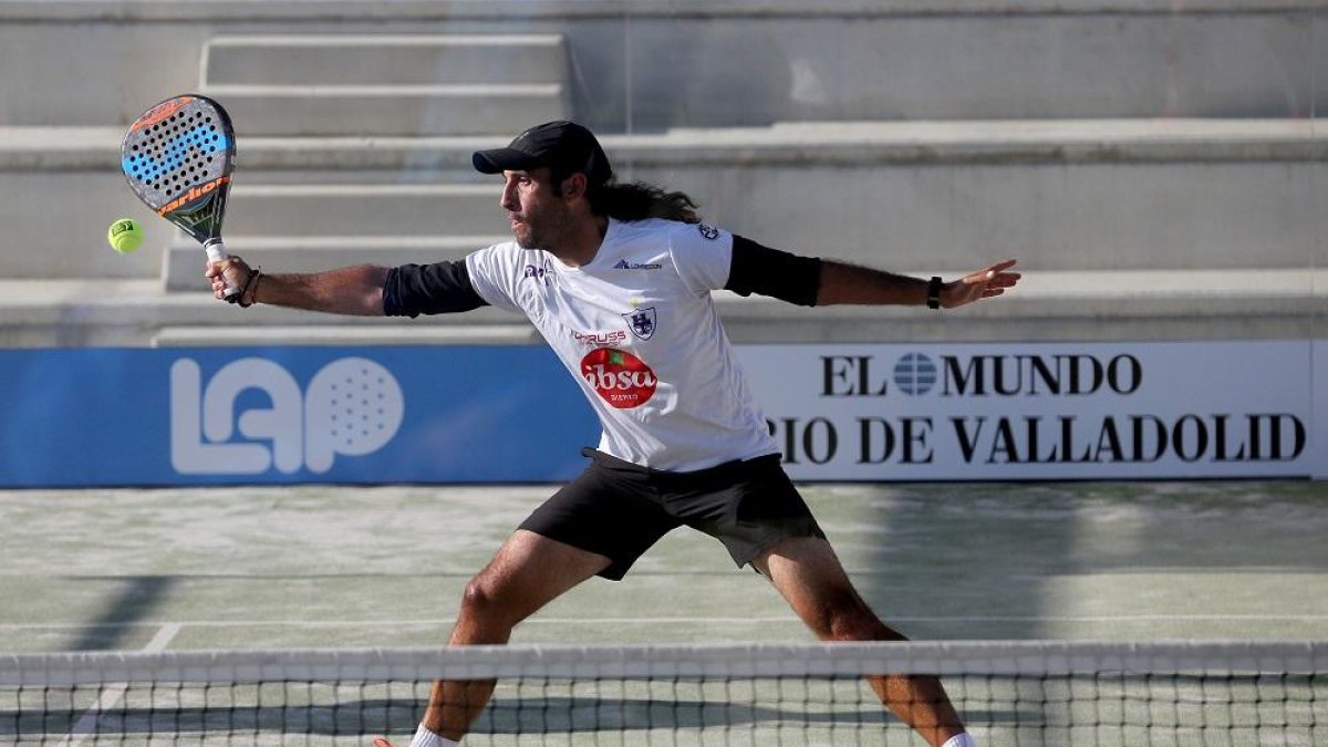 Un jugador de CTPonferrada se dispone a golpear la bola en la Final Four de LAP-2018 celebrada en el Club Raqueta.-M. ÁLVAREZ