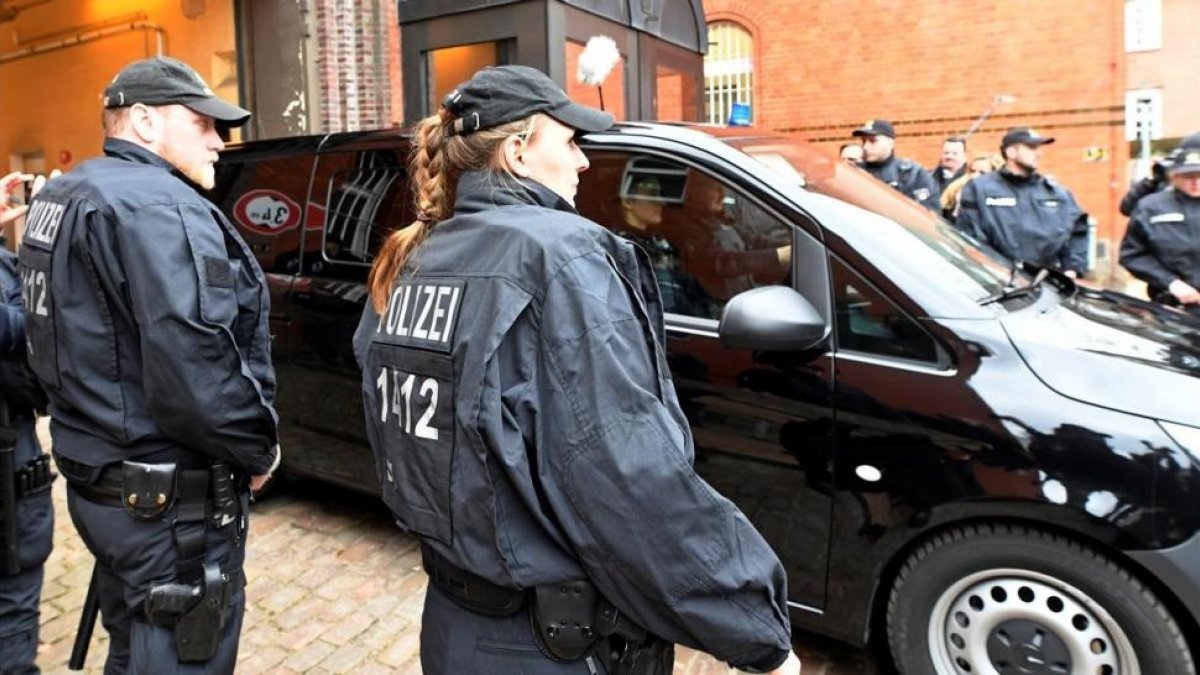 Un coche traslada a Carles Puigdemont desde la prisión de Neumünster hasta dependencias judiciales-. / REUTERS / FABIAN BIMMER