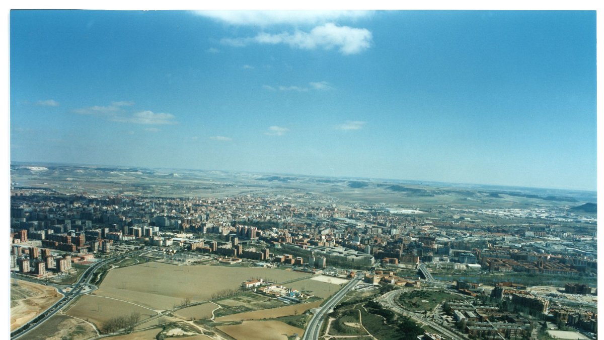 Panorámica en 1997 de los terrenos ocupados actualmente por el barrio de Villa del Prado en la parte izquierda. -ARCHIVO MUNICIPAL DE VALLADOLID