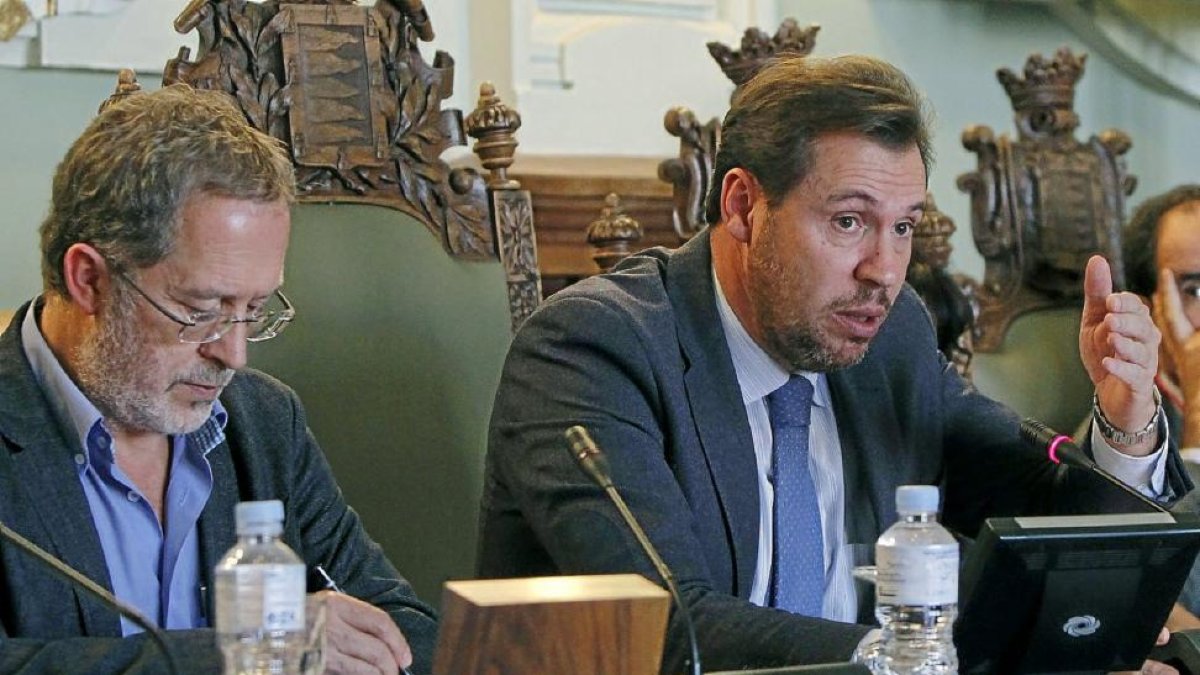 Manuel Saravia junto a Óscar Puente durante el pleno del Ayuntamiento.-J.M. Lostau