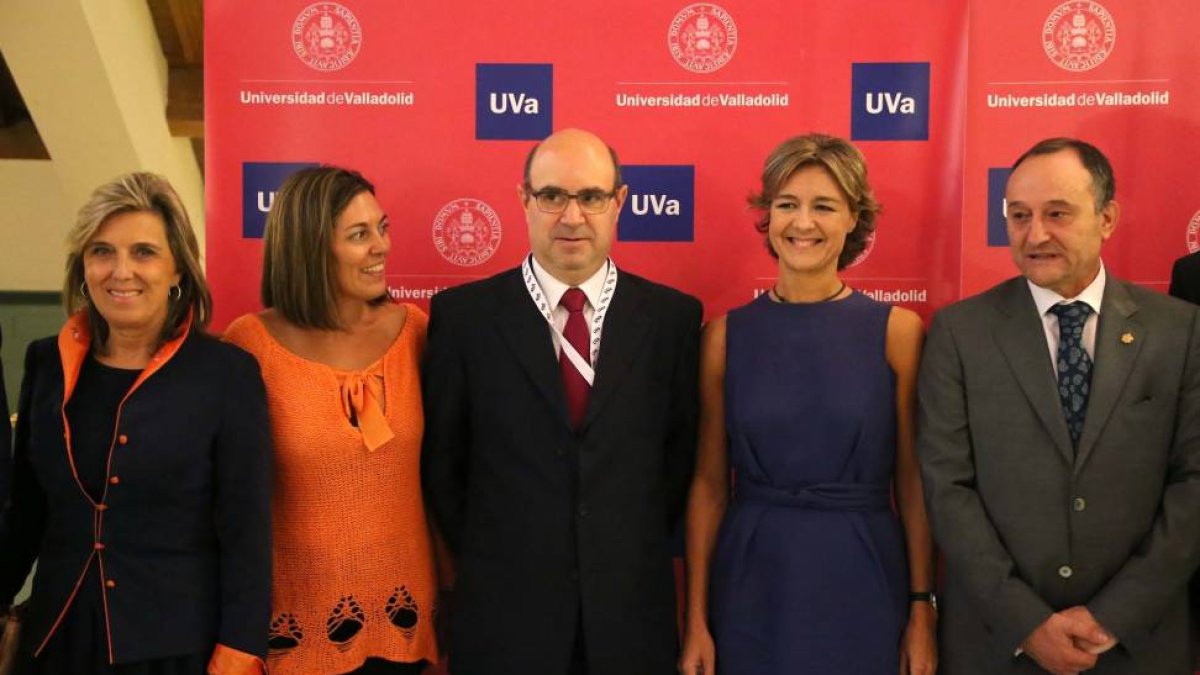 La ministra de Agricultura, Isabel García Tejerina, junto al rector de la UVa, Daniel Miguel, la delegada del Gobierno, María José Salgueiro; la consejera de Agricultura, Milagros Marcos; el presidente de la Diputación, Jesús Julio Carnero; el alcalde de -Ical