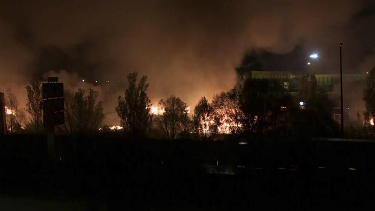 Incendio en el campo de refugiados en el norte de Francia.-AP