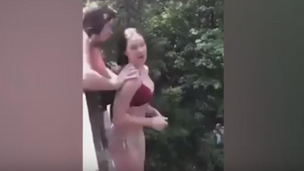 Momento en el que una joven empuja a su supuesta amiga desde un puente a 20 metros de altura /-YOUTUBE