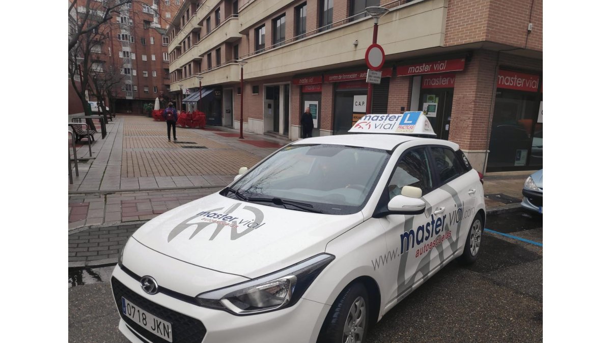 Un coche de la Autoescuela Master Vial. E. M.