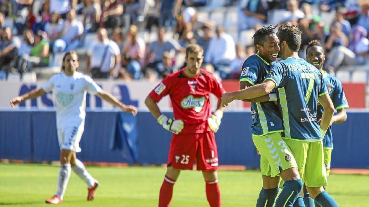 Mojica baila tras marcar el 1-4 y es felicitado por Óscar Díaz y Bergdich ante los gestos contrariados de los locales Diego Rivas y Gonzalo-LOF