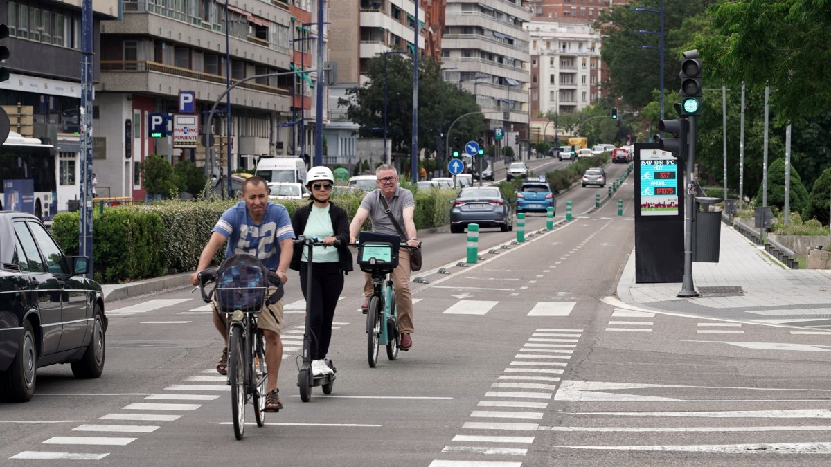 Carril bici del paseo de Isabel la Católica de Valladolid.- ICAL