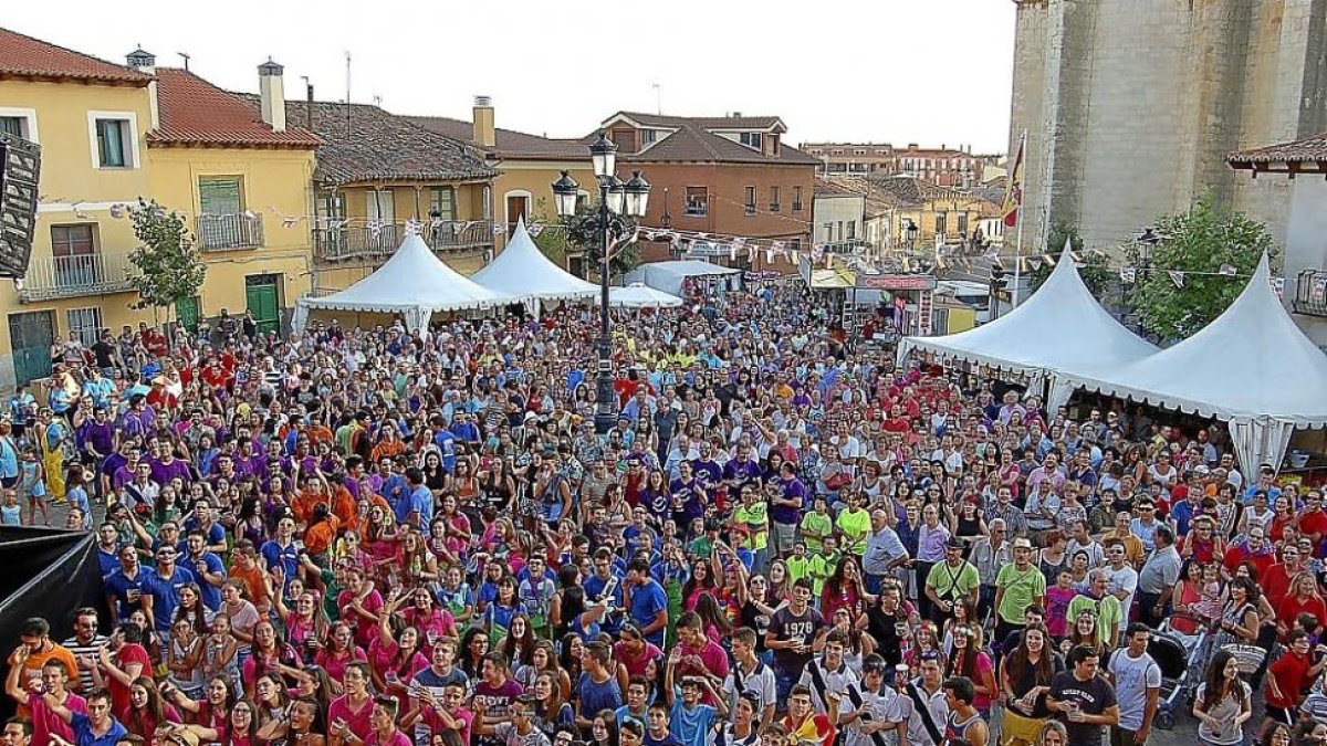 Cientos de peñistas acuden al pregón en la pasada edición de las fiestas de Santa Marina en Cigales.-EL MUNDO