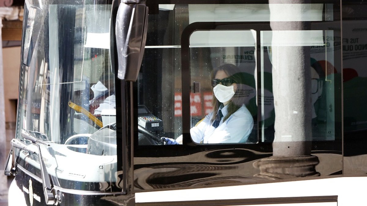 Una conductora de Auvasa durante un servicio | J. M. LOSTAU