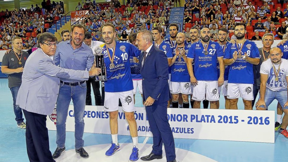 Fernando levanta el trofeo de campeó de la ivisión de Honor Plata 15-16 en presencia de Puente y Blázquez.-J. M. LOSTAU