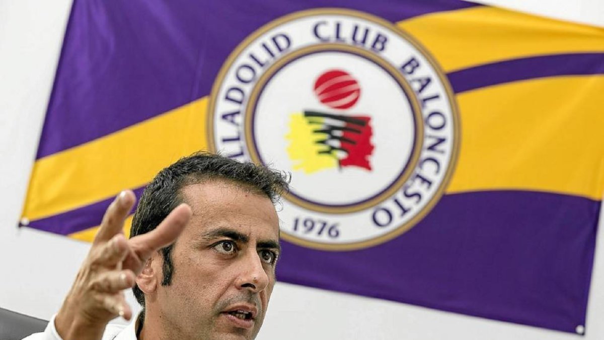 El presidente del CB Valladolid Sunill Bhardwaj en una imagen de archivo en las oficinas del club.-Miguel Ángel Santos