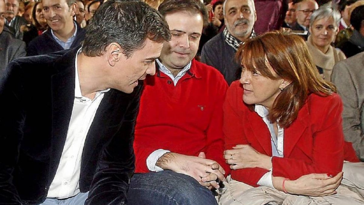 Pedro Sánchez, Tino Rodríguez y Soraya Rodríguez en el acto celebrado en León-B. Moreno