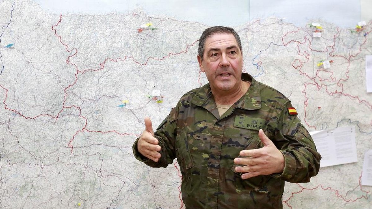 El general José Rivas, ante el mapa de su demarcación como jefe de la Suigenor que abarca cinco comunidades.-J.M. LOSTAU