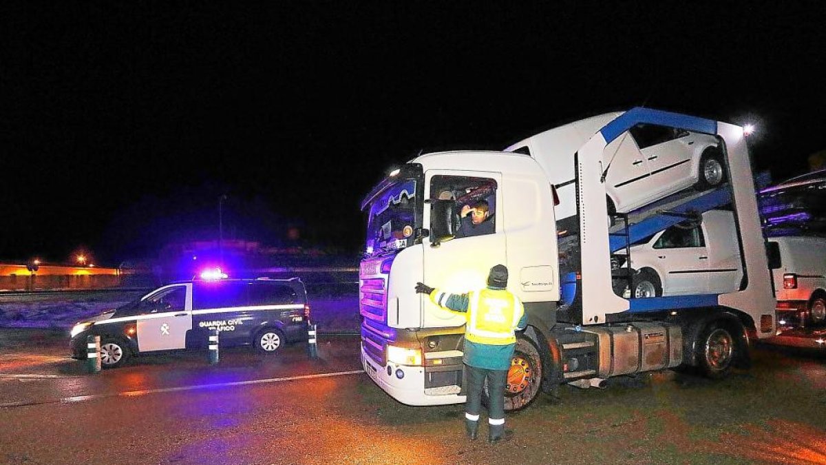 La Guardia Civil procede al embolsamiento de camiones a la altura de la azucarera Acor, ayer en Olmedo.-J.M. LOSTAU
