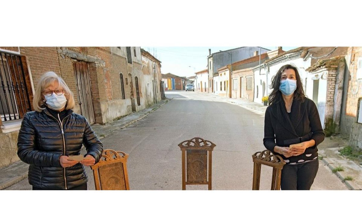 María Luisa Sáez y Pilar Melgar Zamorano, familiares de represaliados de Gomeznarro, junto a las sillas fabricadas por el carpintero Agustín Pascual. / J. M. LOSTAU