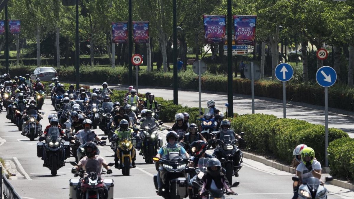 V desfile motero y ofrenda floral por los caídos en accidente de moto en el Puente de la Hispanidad- PHOTOGENIC