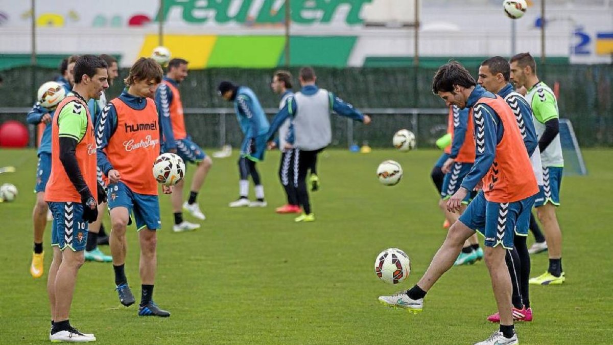 Valiente, a la derecha, toca el balón durante el entrenamiento-P. REQUEJO