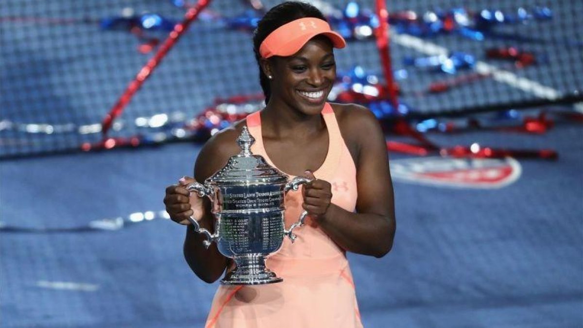 Sloane Stephens, con la copa de ganadora del Abierto de EEUU.-REUTERS / ABBIE PARR