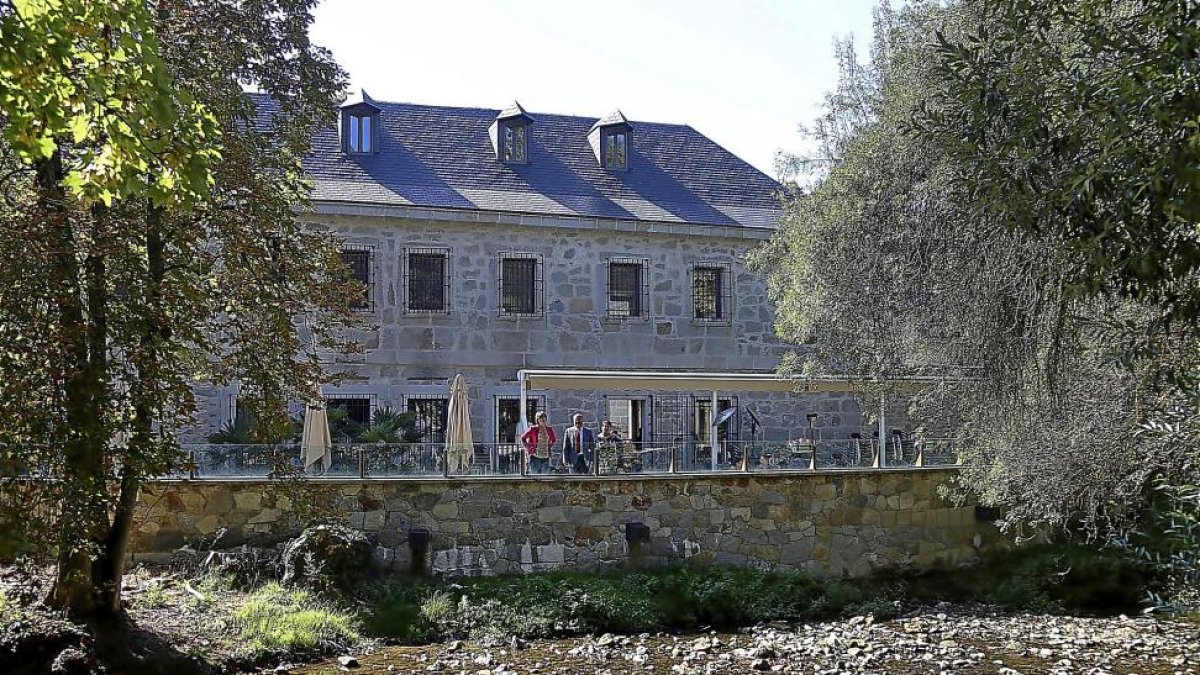 Una imagen de la Casa de la Moneda de Segovia junto al cauce del río.-ICAL